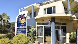 A beachfront holiday apartment building with a sign indicating vacancies. - Beachside Holiday Apartments (Port Macquarie)