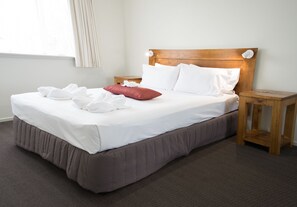 Premium bedding, blackout drapes, iron/ironing board, free WiFi - Beachside Holiday Apartments (Port Macquarie)