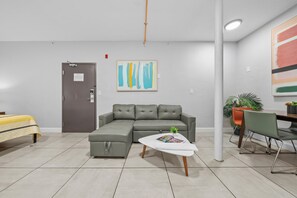 Premium Two Queen Studio w/ Kitchen & Sofa Bed | In-room dining - Miami International by Lowkl (Miami Beach)