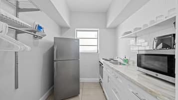 Studio Deluxe, 1 grand lit et 1 canapé-lit, cuisine | Cuisine privée | Réfrigérateur, micro-ondes, cafetière/bouilloire, grille-pain
