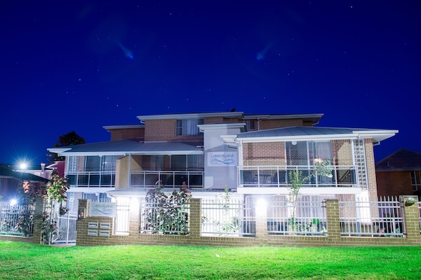 Bagian depan properti - sore/malam