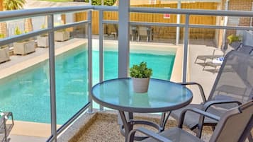 Utomhuspool och solstolar