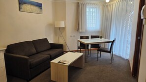 Departamento ejecutivo | Área de sala de estar | Smart TV de 32 pulgadas con canales digitales 