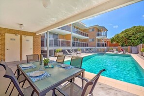 Outdoor pool, sun loungers - Copacabana Shores (Copacabana)