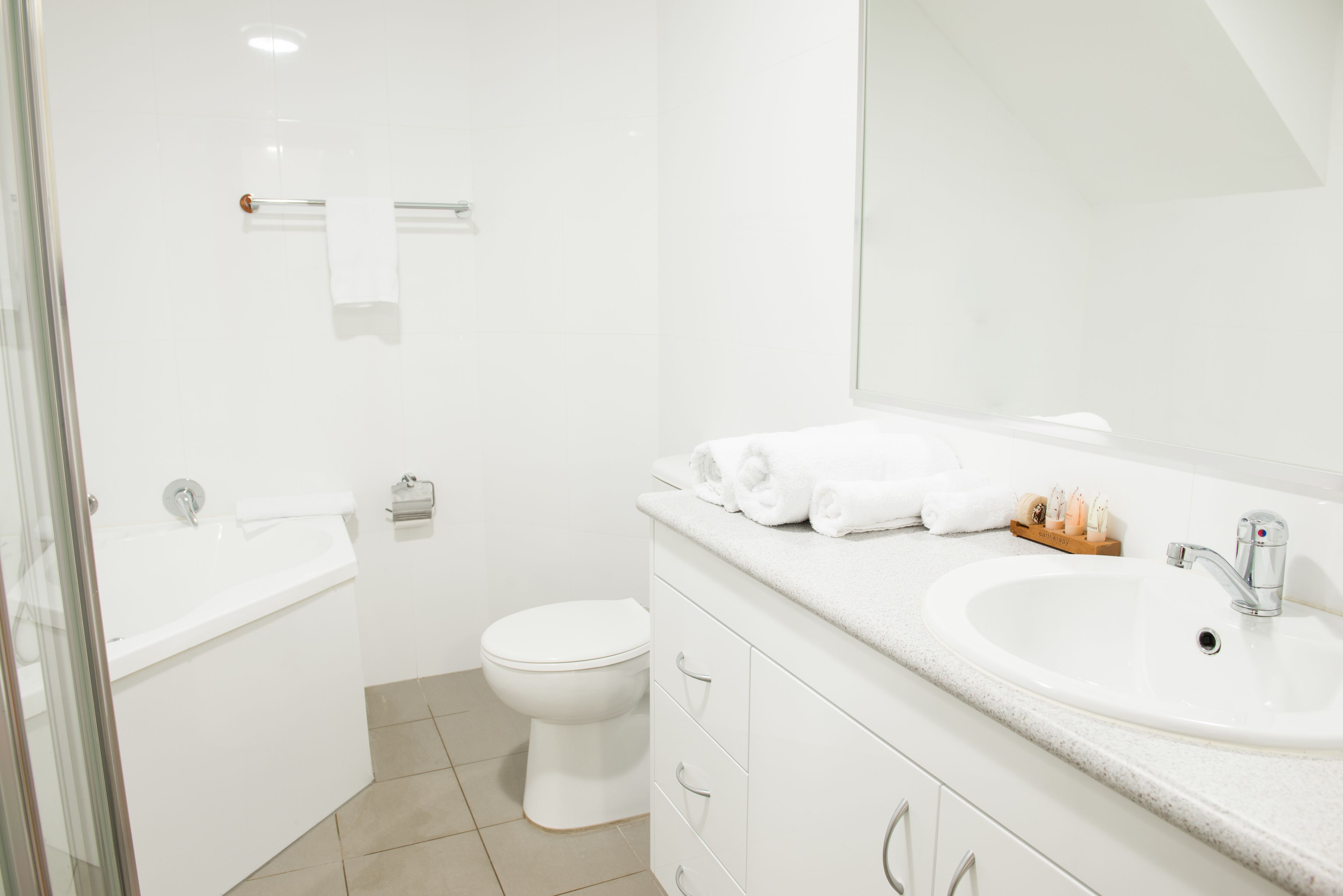 Ein modernes Badezimmer mit Waschbecken, Badewanne und Toilette.