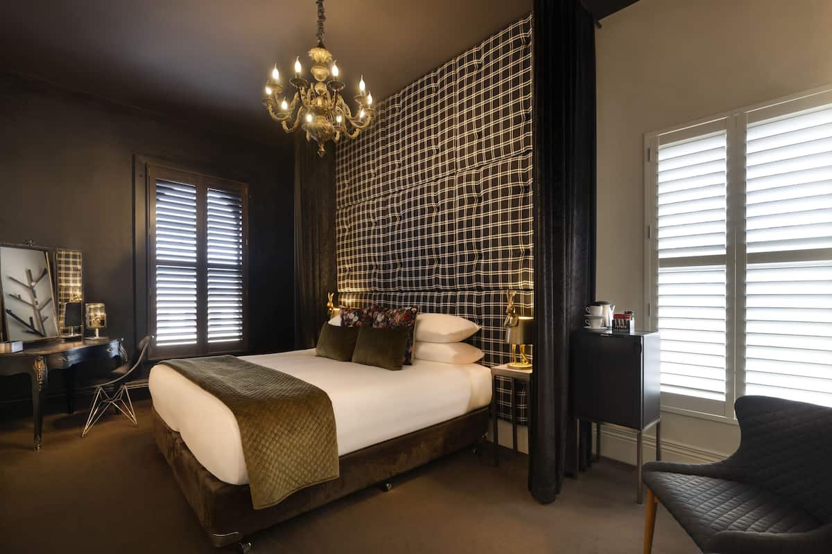 Habitación estándar | Ropa de cama de alta calidad, edredón, camas Select Comfort y minibar