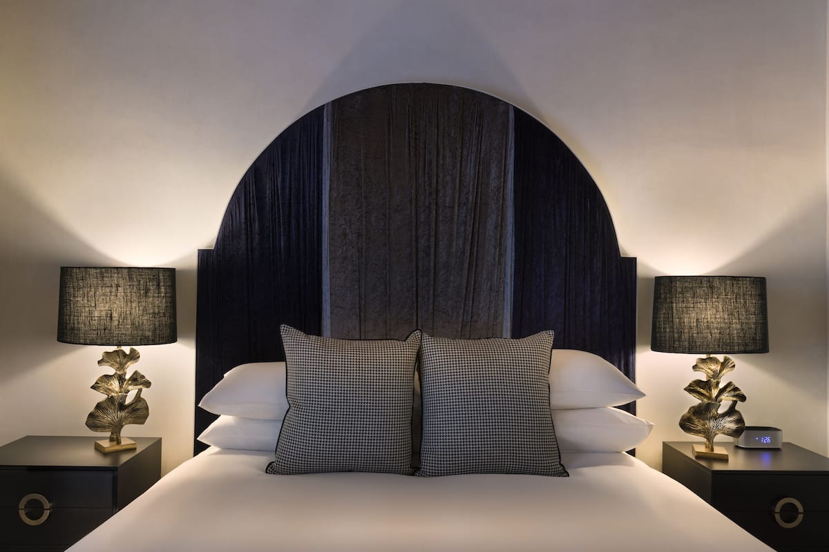 Habitación estándar | Ropa de cama de alta calidad, edredón, camas Select Comfort y minibar