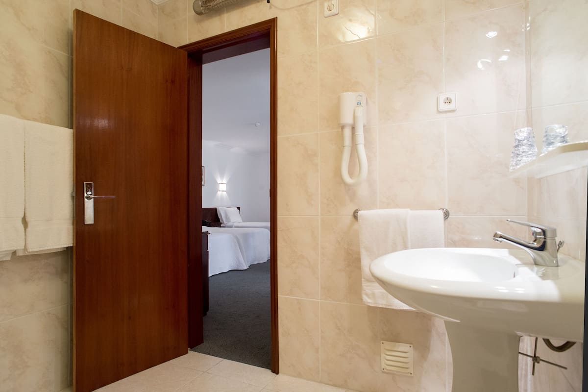 basic triple room, private bathroom | bathroom | free toiletries, hair dryer, bidet, towels