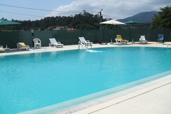 Piscina externa sazonal, funciona das 9h às 19h30, guarda-sóis