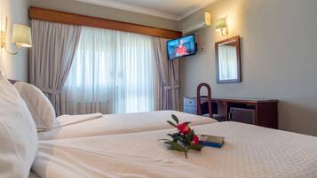 Kamar Double atau Twin Basic, 1 kamar tidur, beranda, di pinggir kolam renang | Minibar, brankas, dan tempat tidur bayi gratis