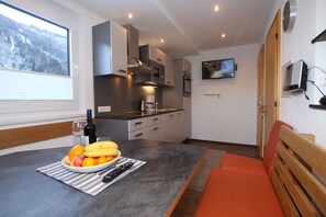 Apartment, 2 Bedrooms (excl. cleaning fee EUR 110) | Private kitchen - Gästehaus Alpina (Sankt Anton am Arlberg)