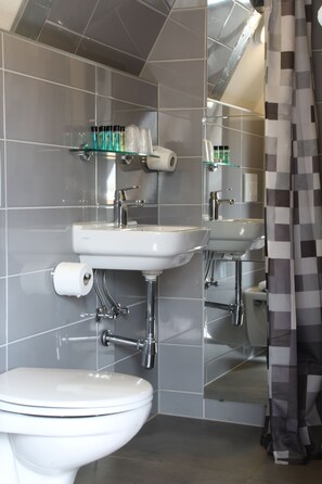 Attic Quad Room with Limited Lift Access | Salle de bain | Douche, articles de toilette gratuits, sèche-cheveux
