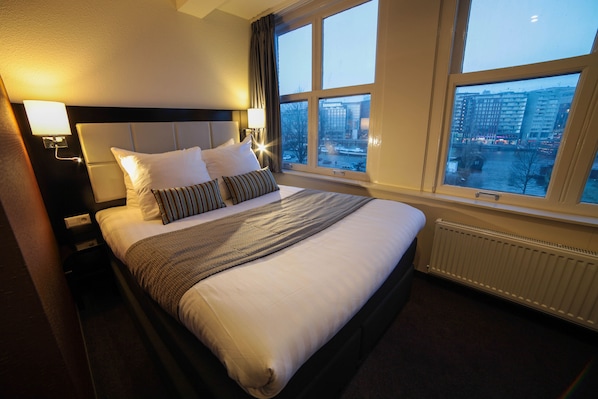 Chambre Triple | Coffres-forts dans les chambres, ameublement personnalisé, bureau