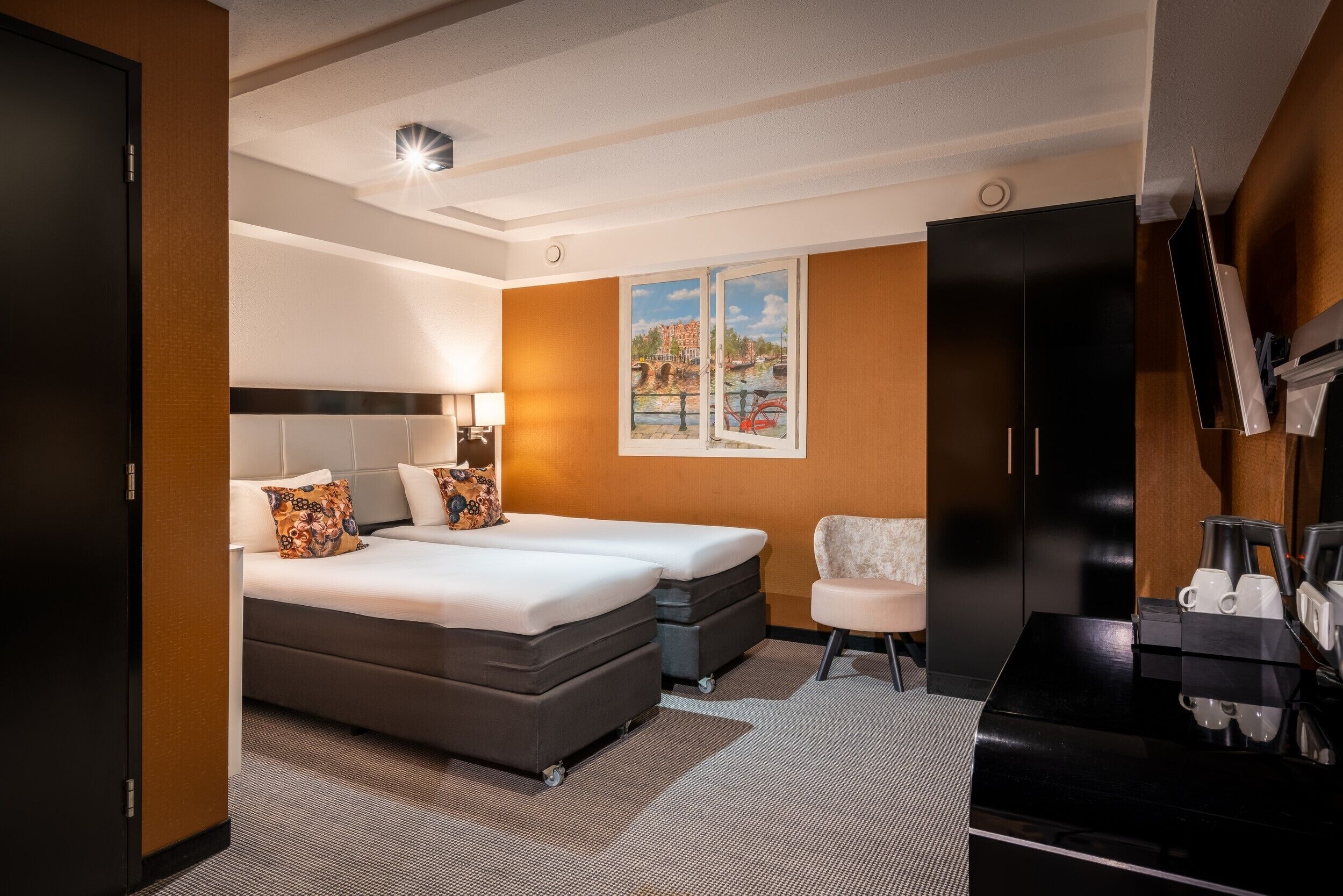 Souterrain Twin Room | Coffres-forts dans les chambres, ameublement personnalisé, bureau