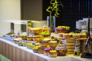 Breakfast, lunch, dinner served; international cuisine - Holiday Inn Muscat Al Seeb by IHG (Muscat)