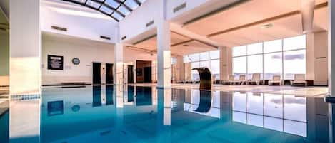 Piscine intérieure, piscine extérieure