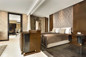 Minibar, Zimmersafe, Schreibtisch, Bügeleisen/Bügelbrett