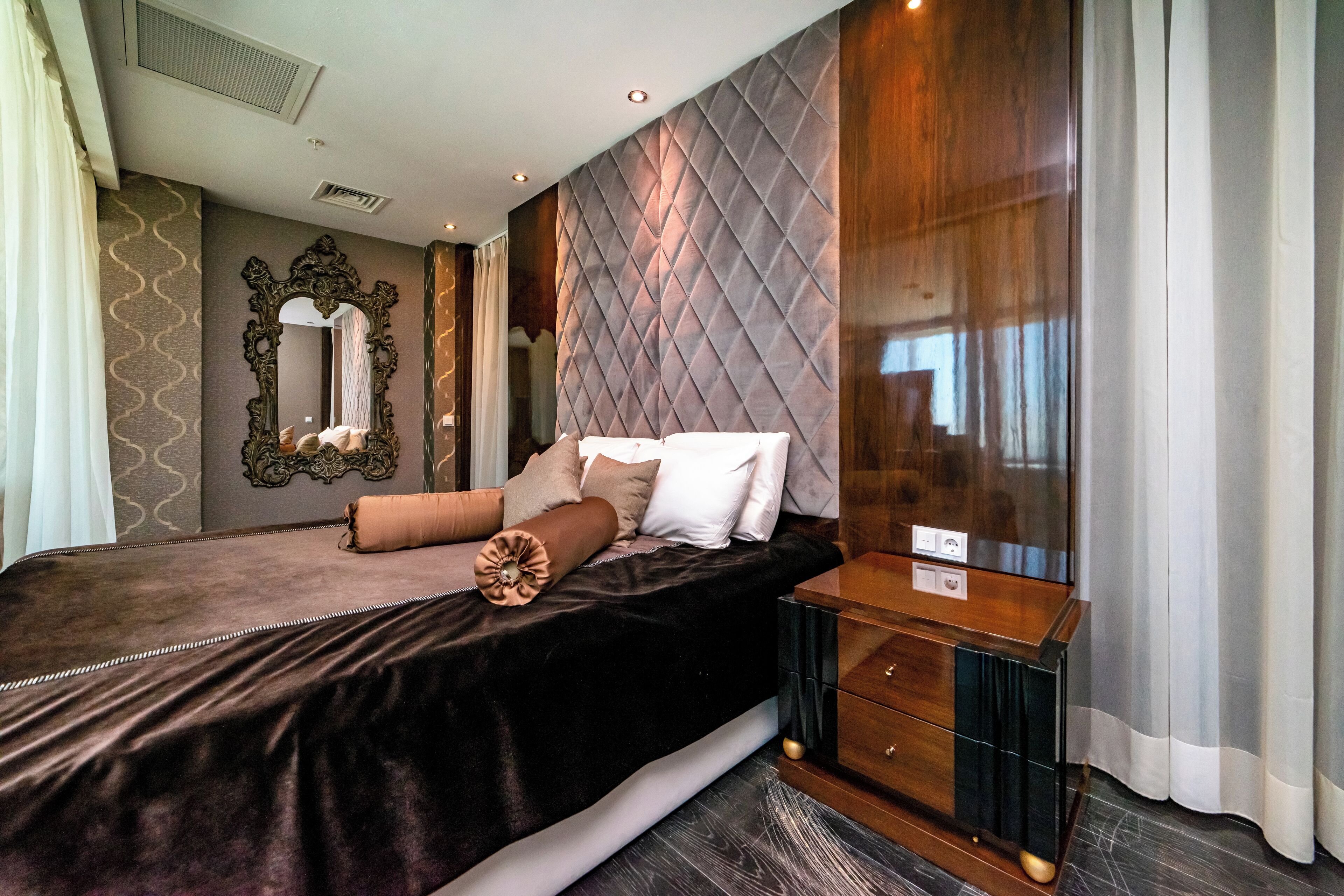 Minibar, in-room safe, desk, iron/ironing board