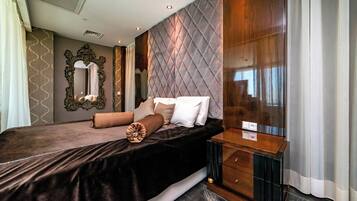 Minibar, in-room safe, desk, iron/ironing board