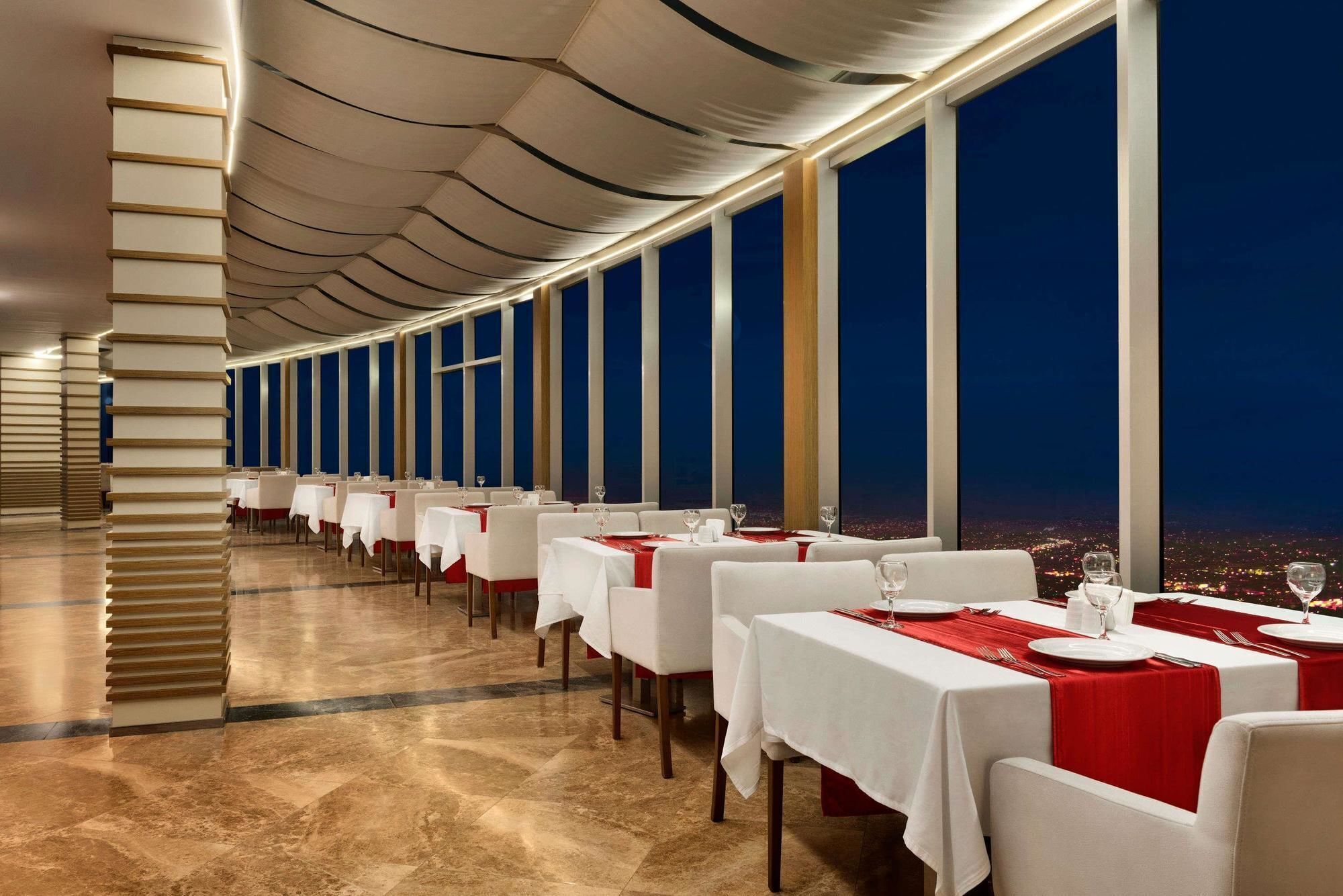 2 Restaurants, Frühstück, Mittagessen, Abendessen, internationale Küche