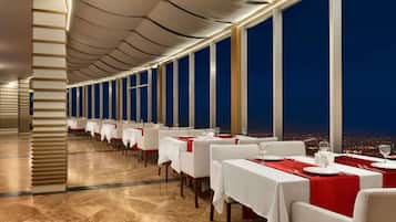 2 Restaurants, Frühstück, Mittagessen, Abendessen, internationale Küche