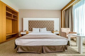 Minibar, in-room safe, desk, iron/ironing board