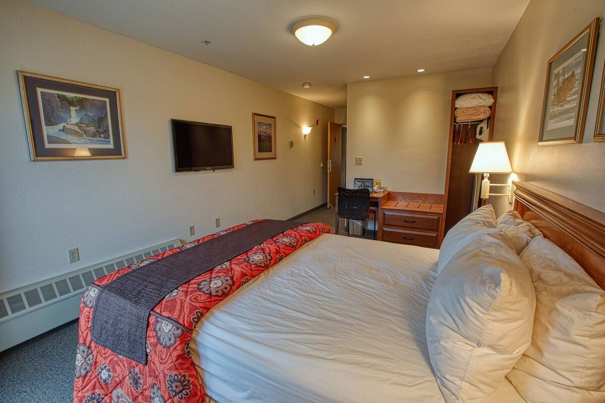Single Queen ADA Room | In-room safe, desk, iron/ironing board, cribs (free)
