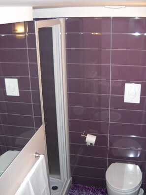Pancuran mandi, kelengkapan dandanan diri percuma, jubah mandi, bidet