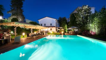 Piscina externa sazonal, funciona das 10h às 18h, espreguiçadeiras