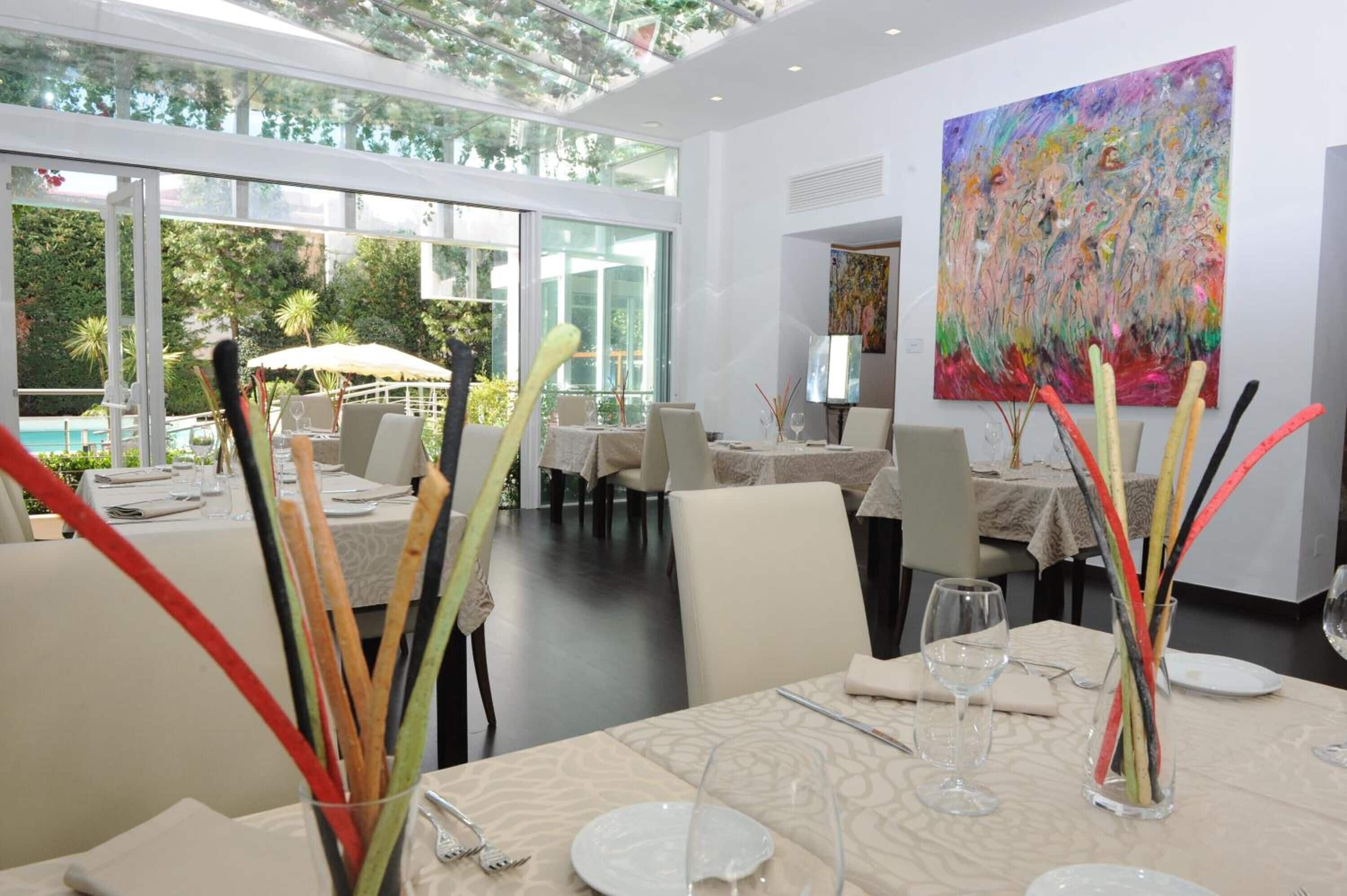 Dîner servi sur place, vue sur la piscine 