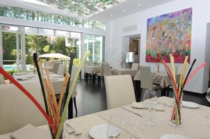 Se sirven cenas y cocina mediterránea (con vistas a la piscina)