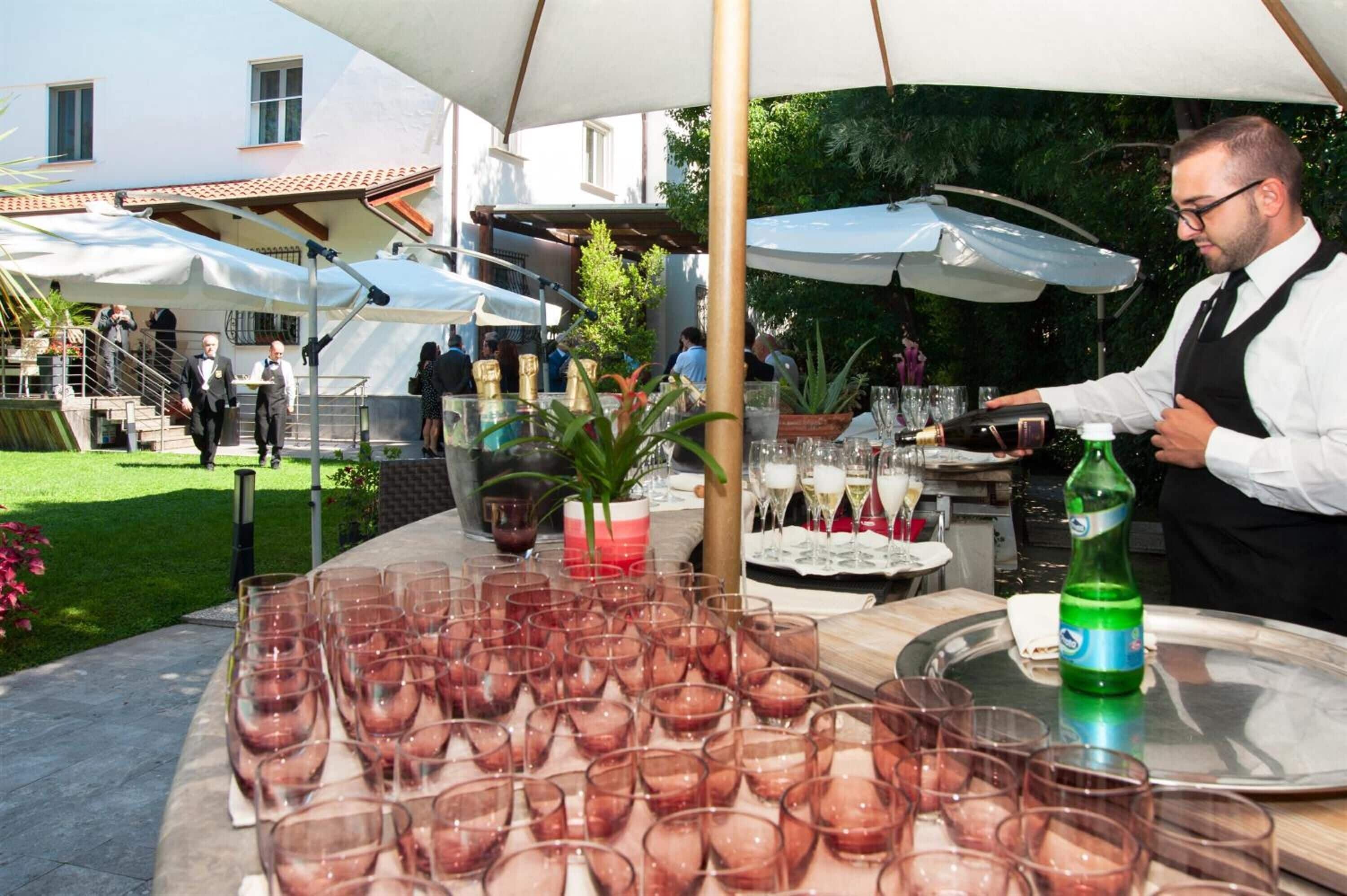 Dîner servi sur place, vue sur la piscine 