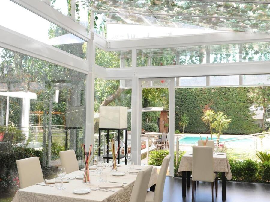 Ofereix vistes a la piscina i s'hi serveixen sopars