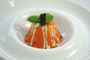 Se sirven cenas y cocina mediterránea, con vista a la piscina 