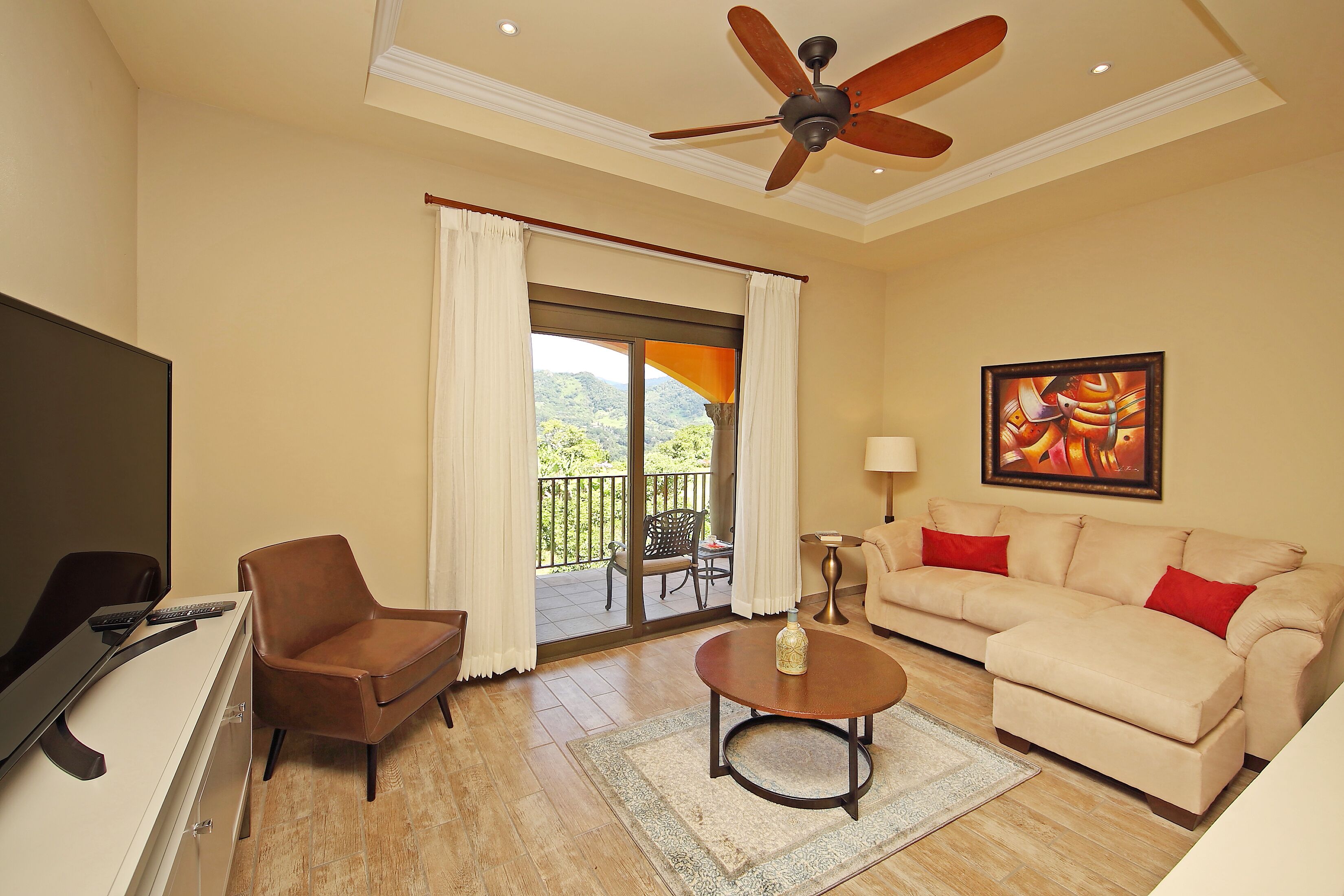 Suite estudio Premium | Área de sala de estar | Televisión de pantalla plana, Netflix, reproductor de DVD y libros 