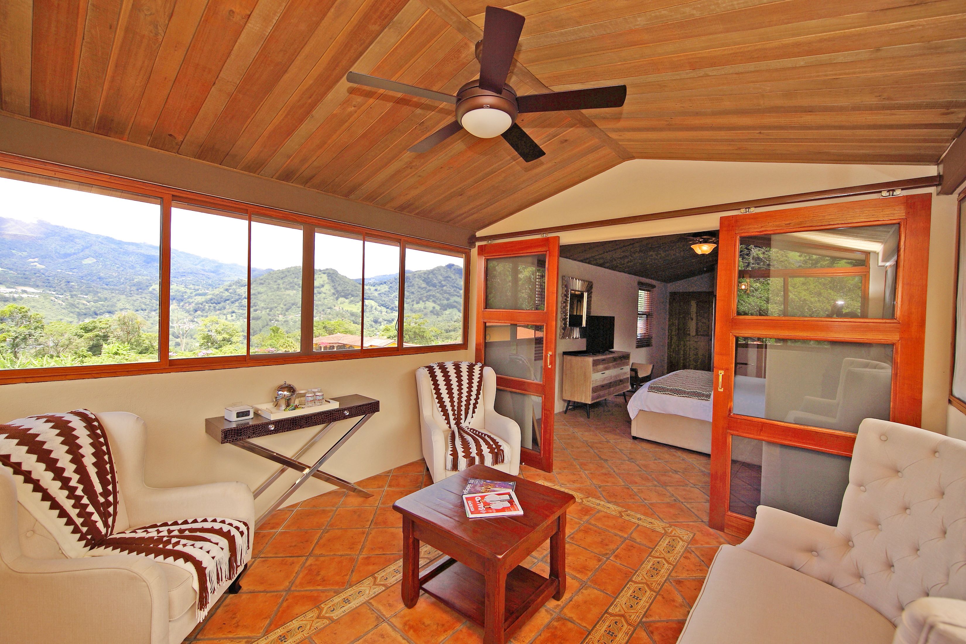 Suite | Área de sala de estar | Televisión de pantalla plana, Netflix, reproductor de DVD y libros 