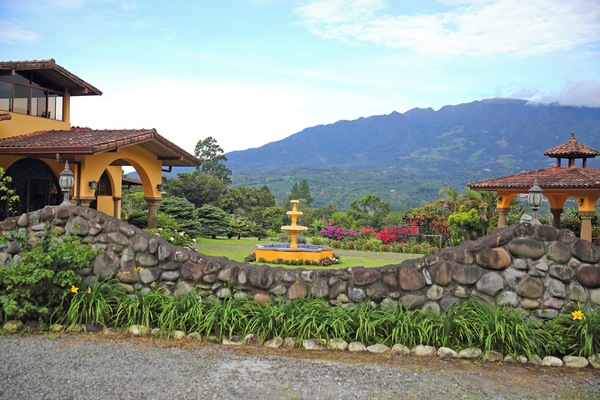 Vista frontal de la propiedad