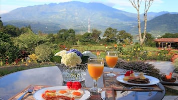 บริการอาหารเช้า อาหารกลางวัน อาหารเย็น, อาหารประจำภูมิภาค, วิวสวน