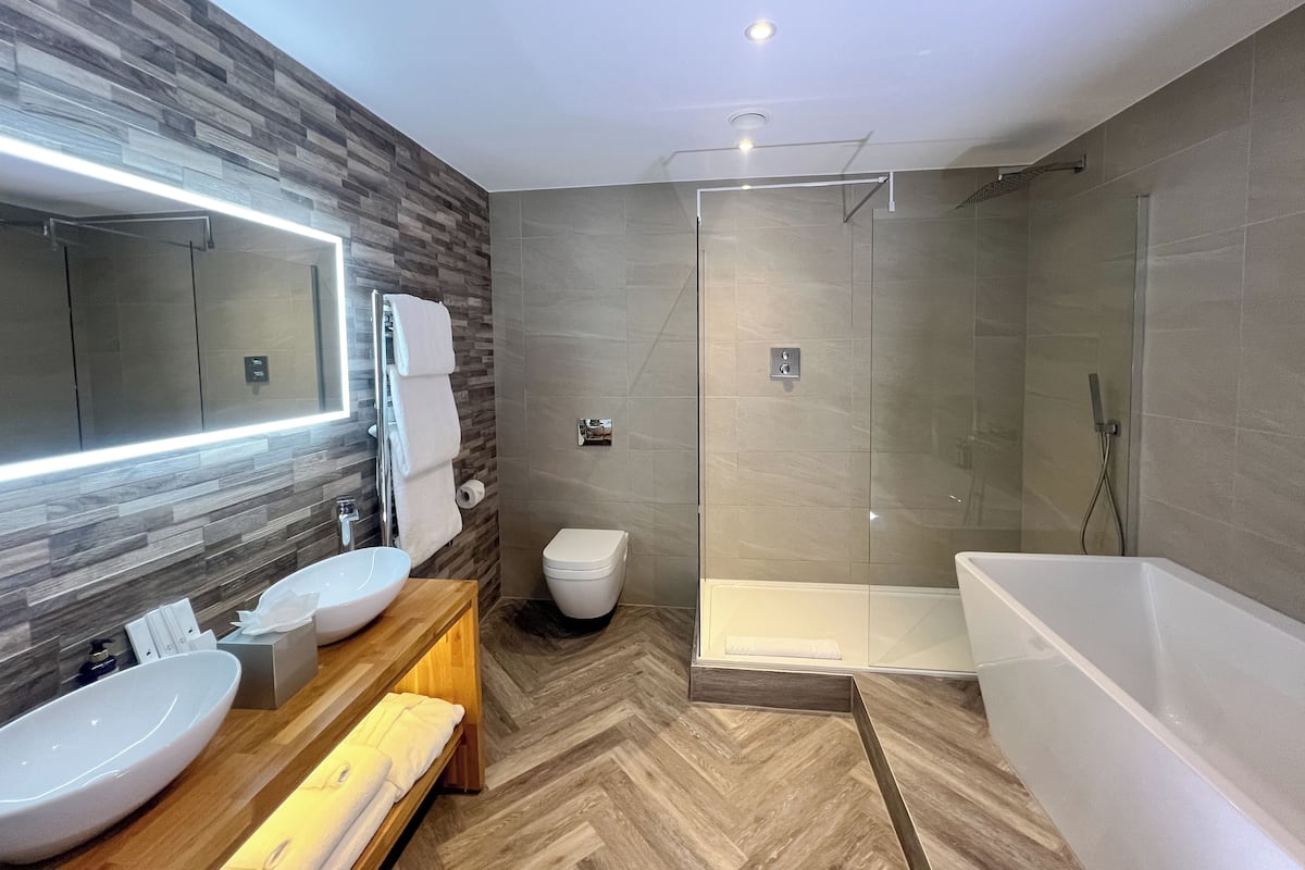 signature suite | bathroom | combined shower/bathtub, free toiletries, hair dryer, towels