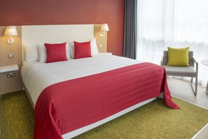 房內夾萬、書桌、手提電腦工作空間、熨斗/熨衫板