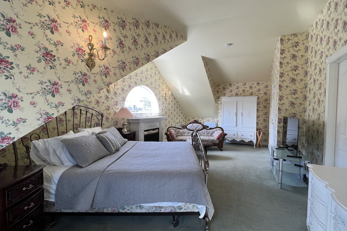 Traditional Room, 1 King Bed | 5 bedrooms, individually decorated, individually furnished