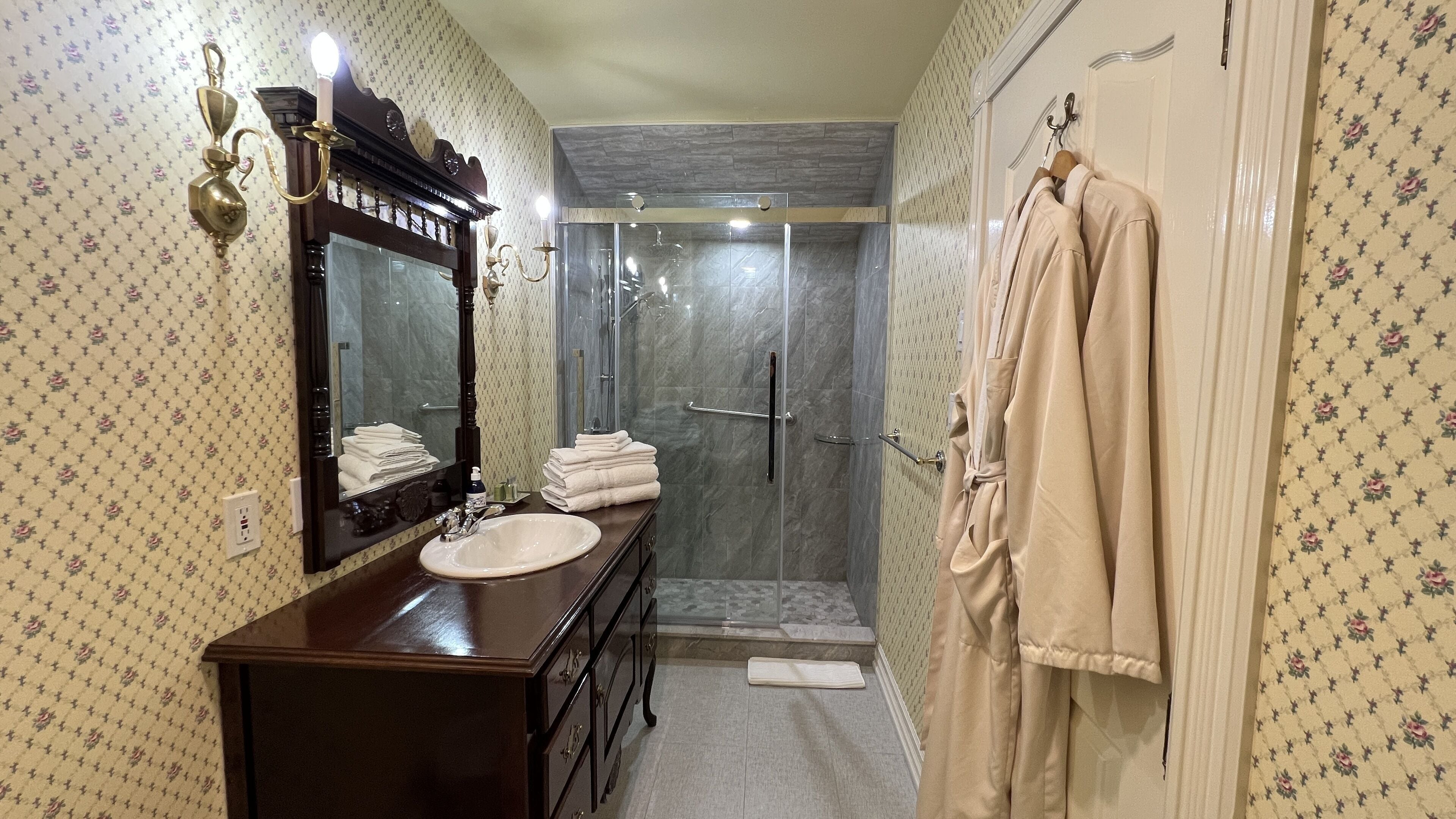 Traditional Room, 1 King Bed | Bathroom