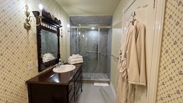 Traditional Room, 1 King Bed | Bathroom