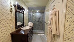 Traditional Room, 1 King Bed | Bathroom - Bedham Hall Bed & Breakfast (Niagara Falls)