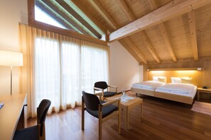 Chalet Double Room Mountain View | Desk, free WiFi, bed sheets - Hotel Blümlisalp (Kandersteg)