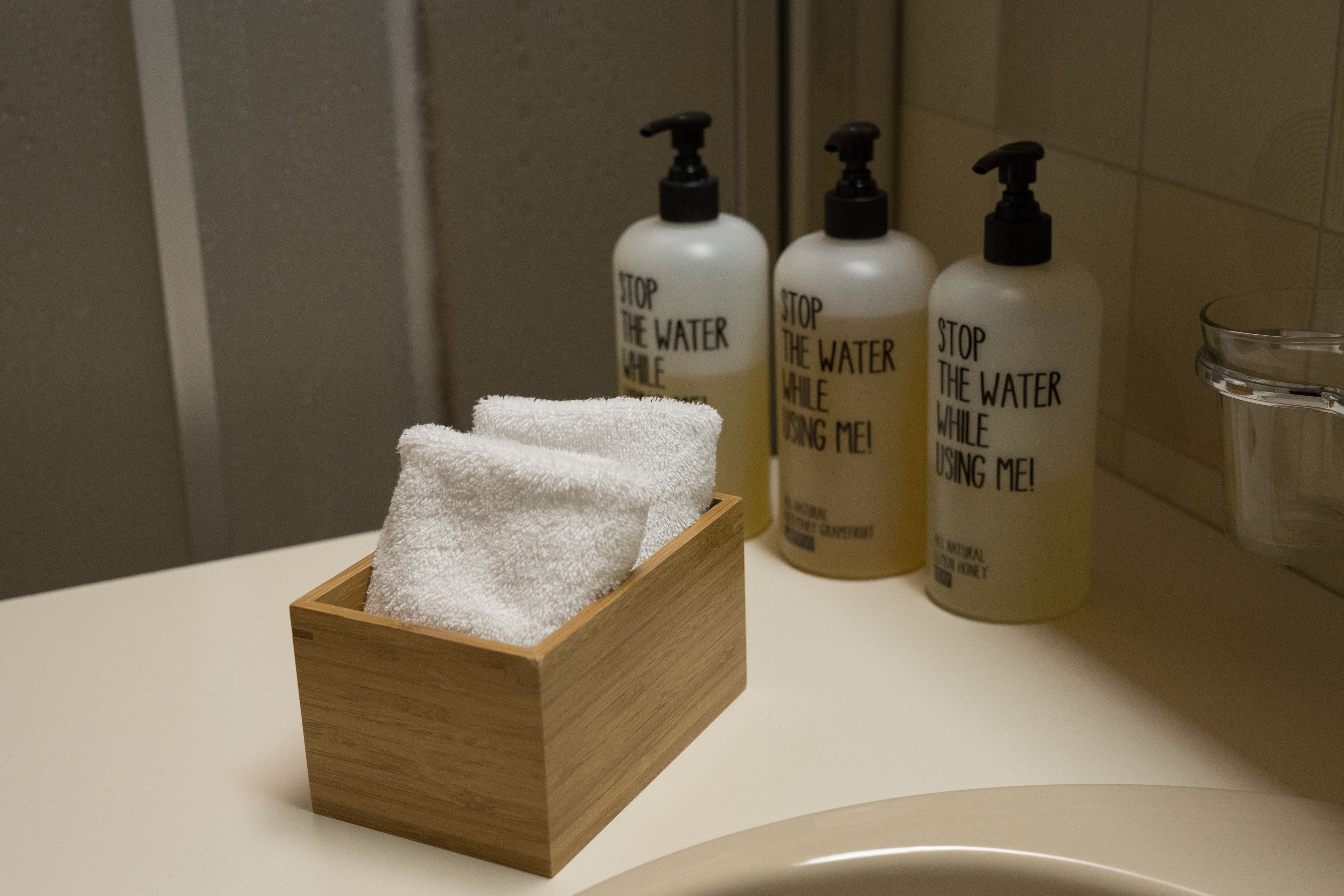 single room | bathroom amenities | shower, towels