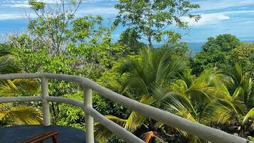 Habitación romántica, 2 camas dobles, balcón, vistas al mar | Colchones Select Comfort, caja fuerte, escritorio y wifi gratis