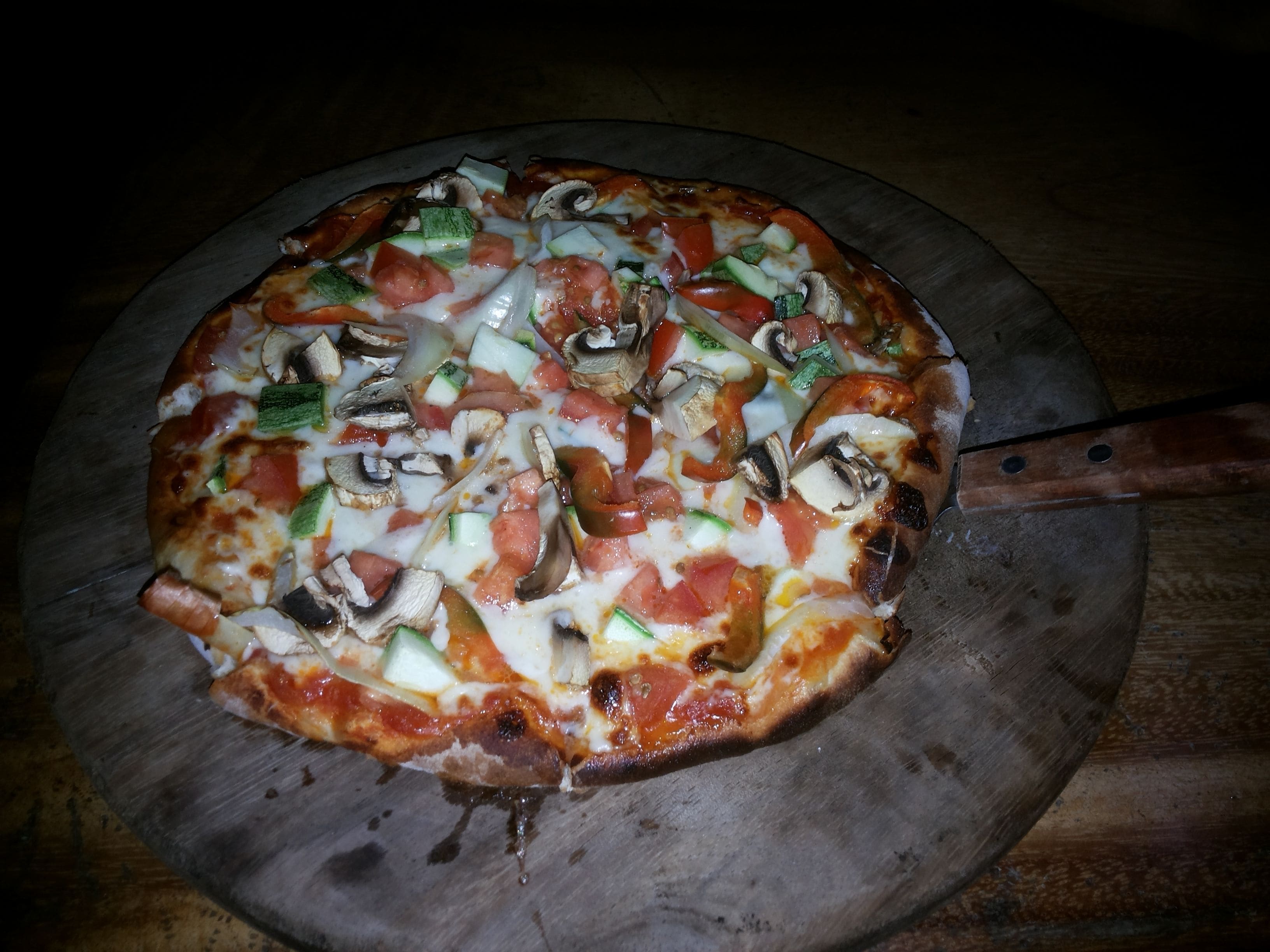 Petit déjeuner et dîner servis sur place, vue sur la piscine 