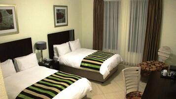 Standard-huone, 1 parisänky tai 2 yhden hengen sänkyä | Tallelokero huoneessa