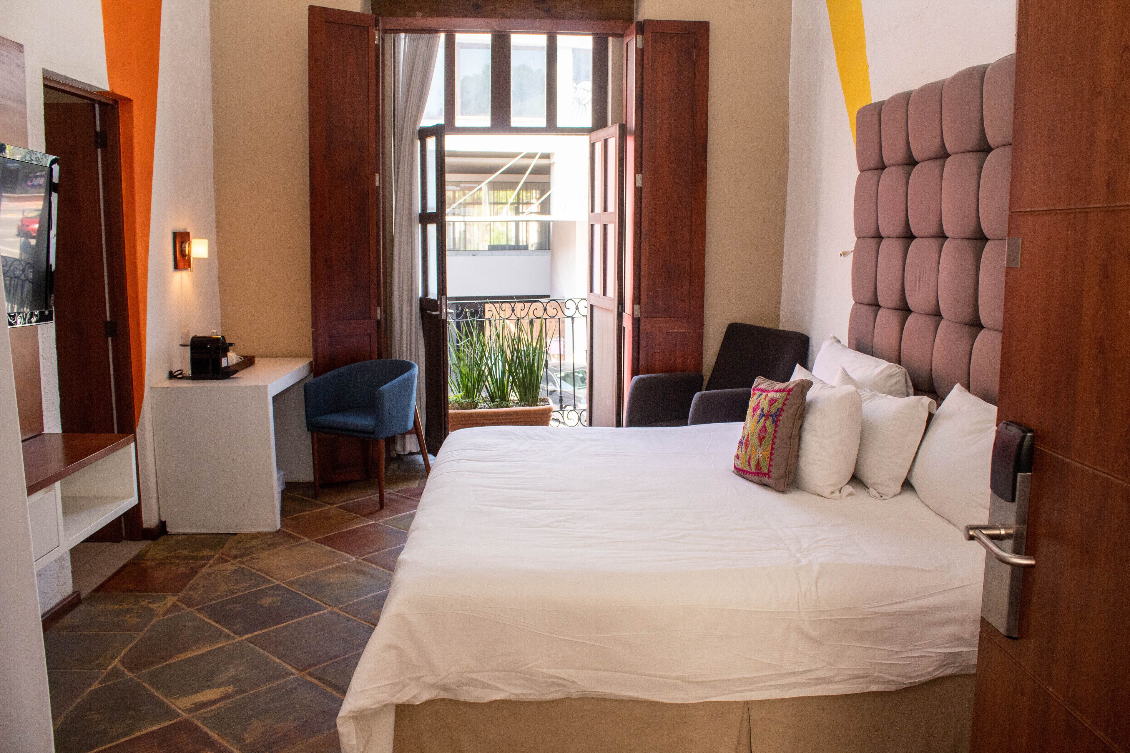 ستائر تعتيم وتجهيزات عازلة للصوت ومكواة/لوح كي وواي فاي مجانًا